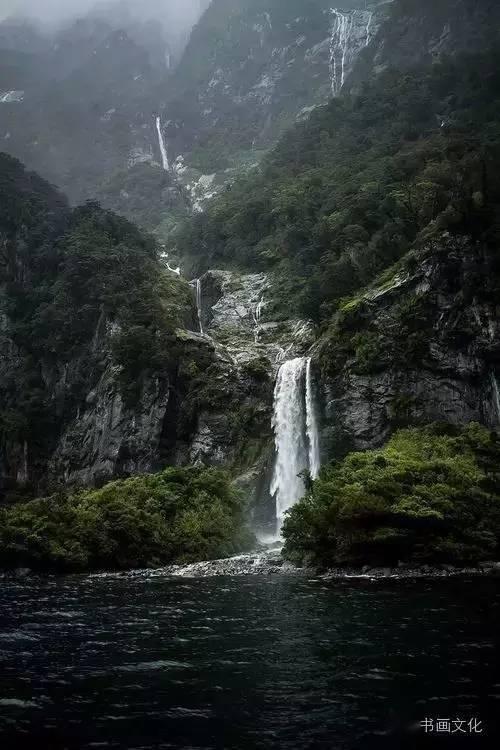 逃离违建房屋