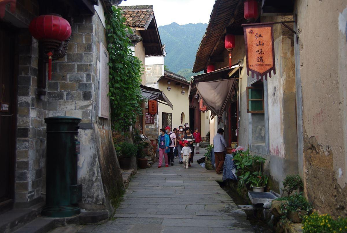 李小萌生二胎后健身照流出,穿白背心扎葫芦辫,娃娃脸微胖真减龄